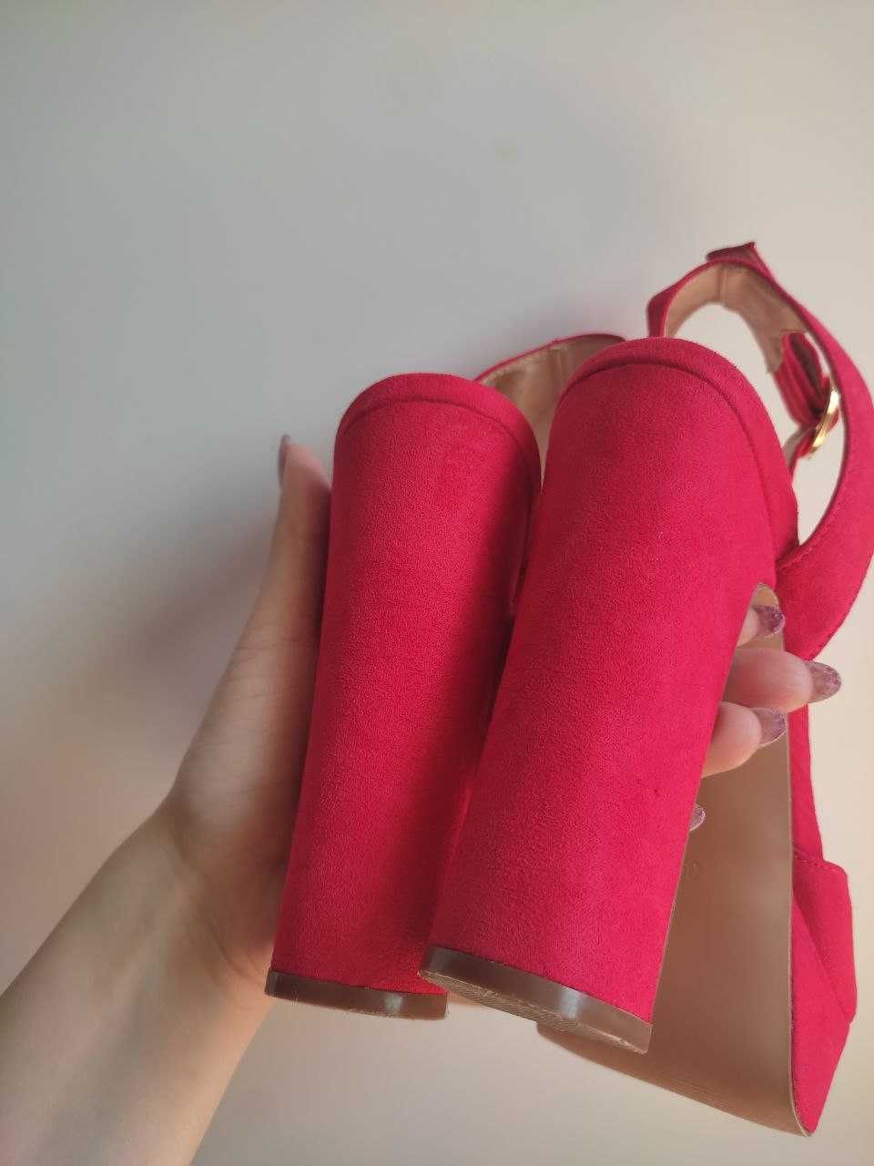Червоні туфлі- босоніжки зі штучної замші на високому коблуку