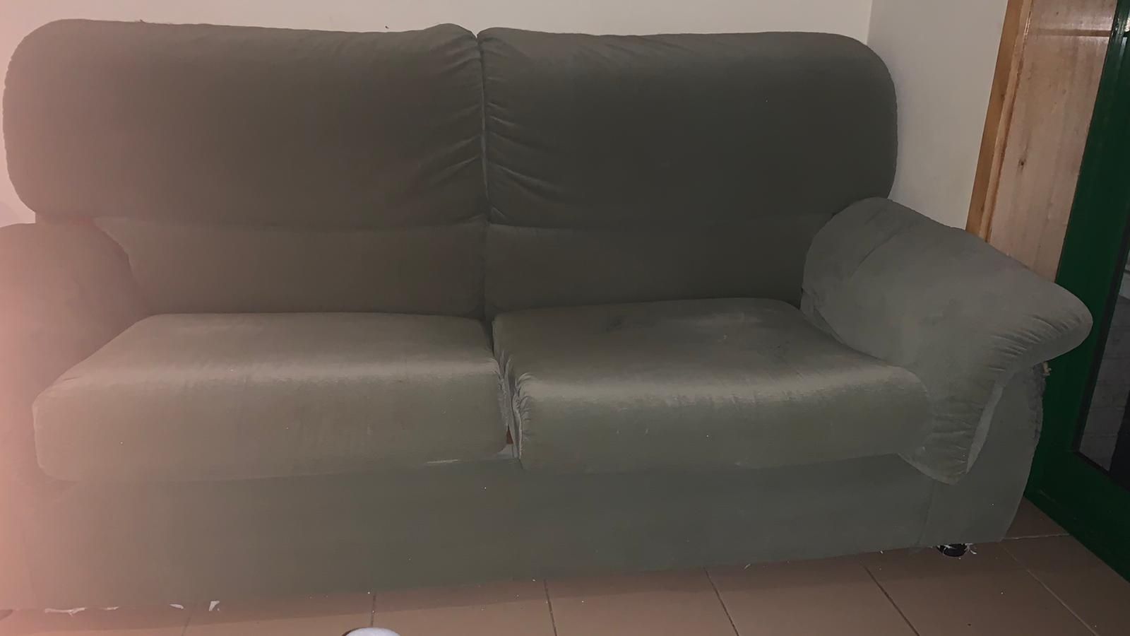 Sofa de sala de dois lugares.