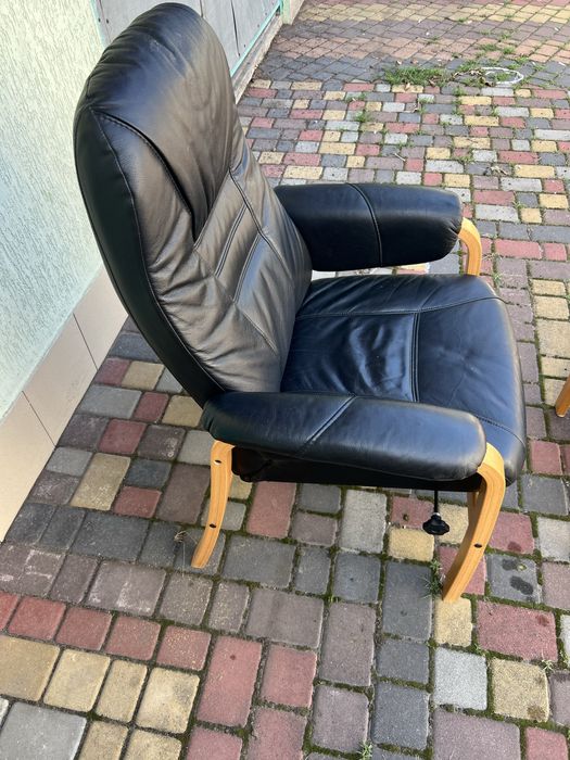 Шкіряне крісло реклайнер з пуфом