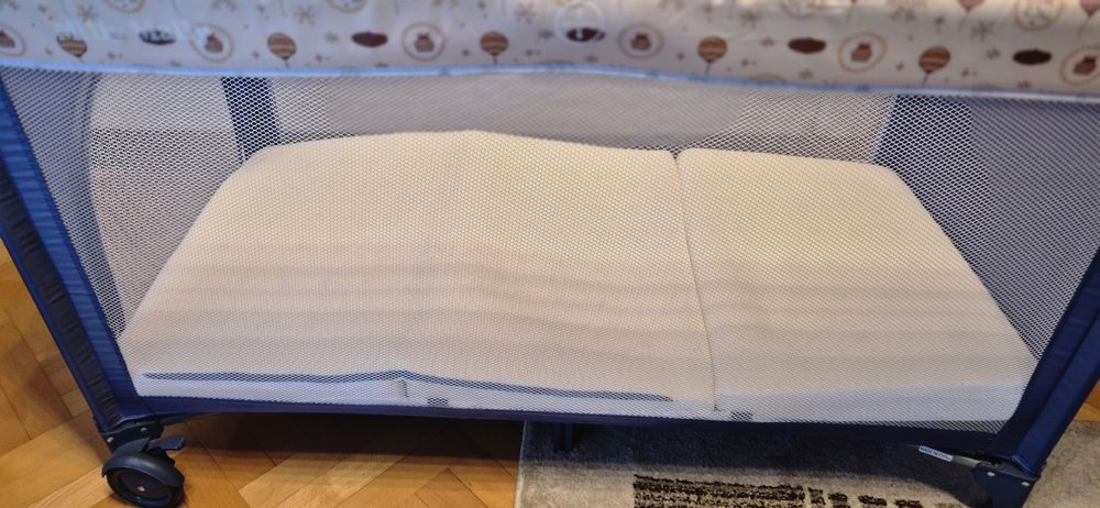 Łóżeczko turystyczne z moskitierą + materac + przewijak