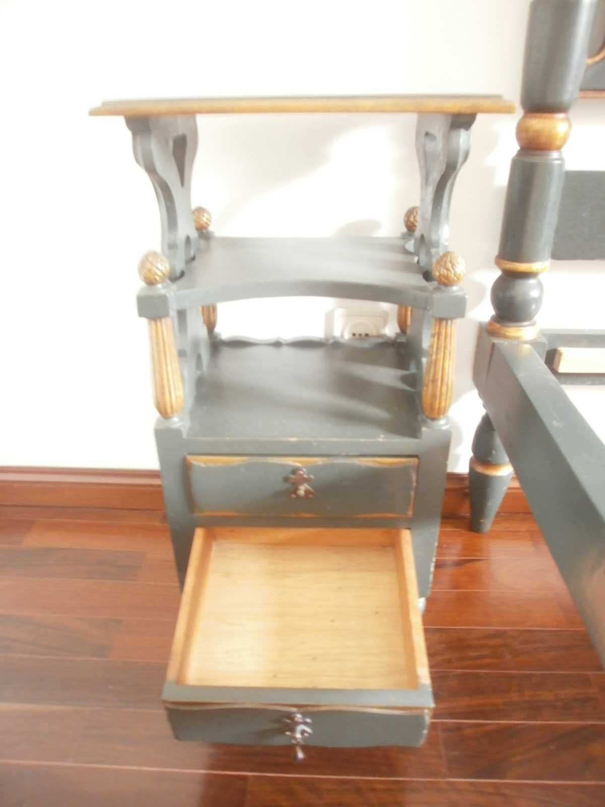 Cama de solteiro + mesinha de cabeceira
