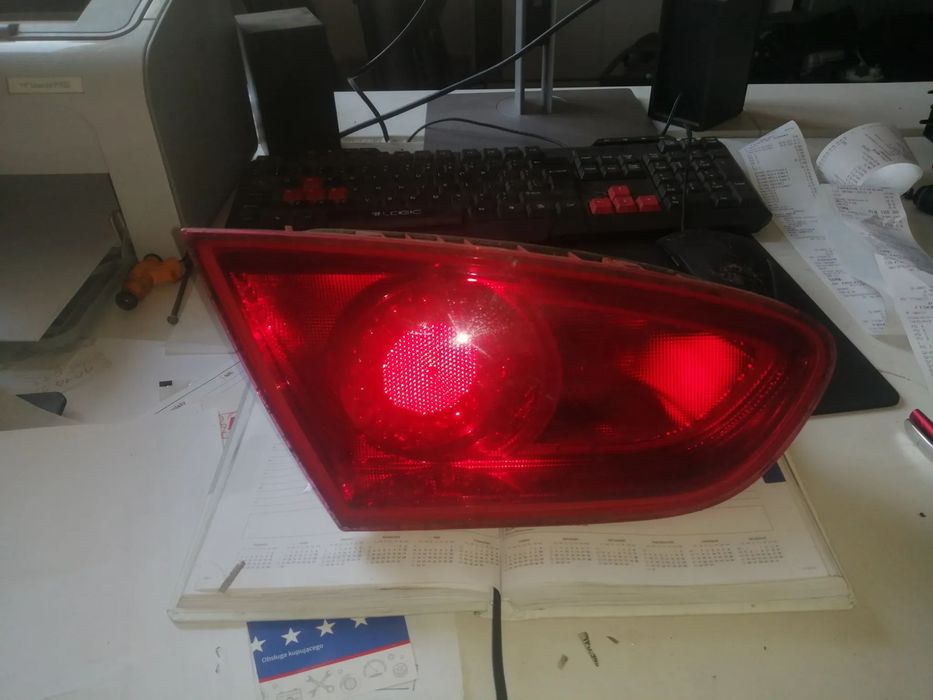 LAMPA LEWY TYŁ W KLAPE LEON II 2 LIFT 1P0945093F poznan