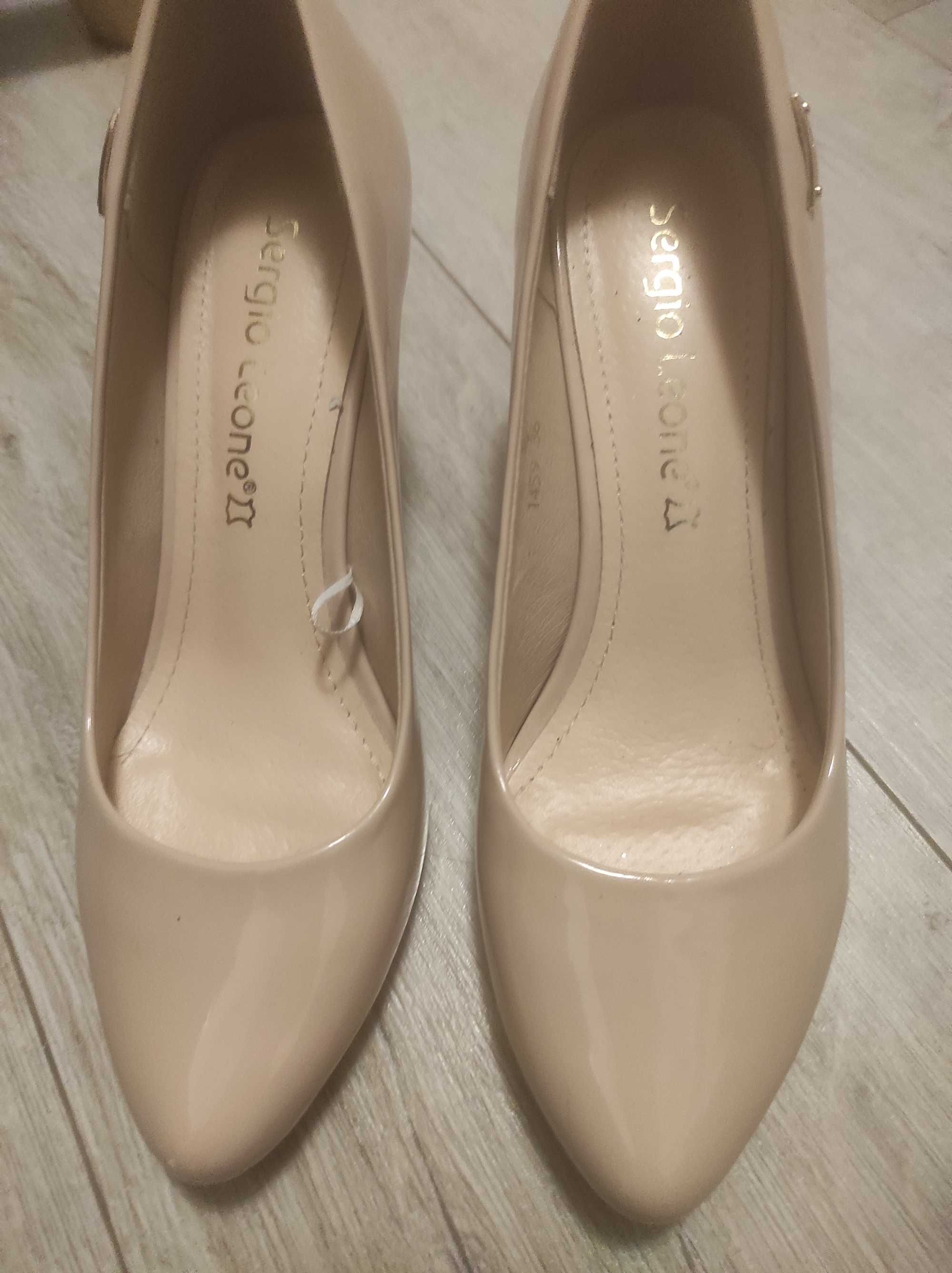 Buty na obcasie niskim