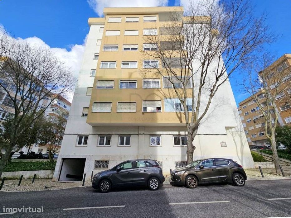 Espaçoso apartamento T10 em Linda-a-Velha, Oeiras