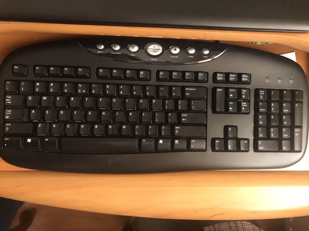 Komputer stacjonarny Asus monitor Samsung klawiatura myszka