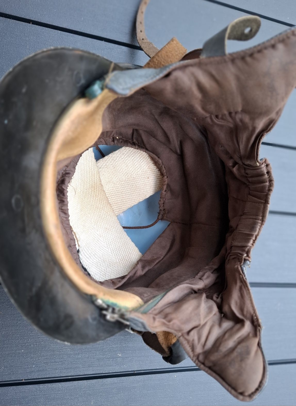 Kask orzeszek z epoki PRL-u niebieski z daszkiem rozm. 54