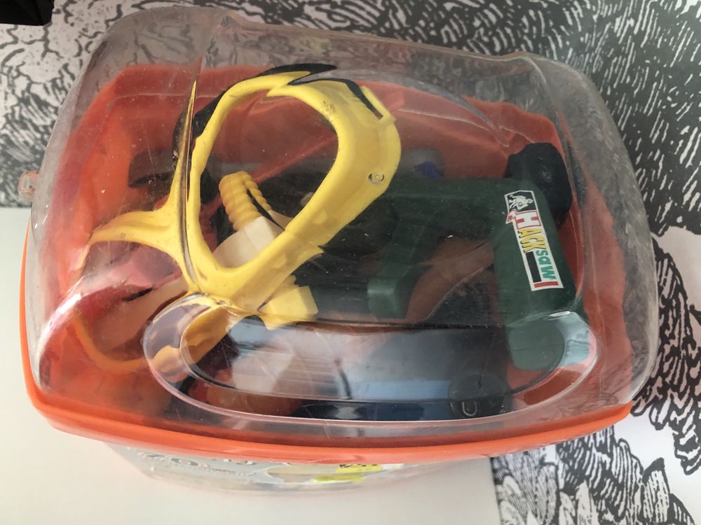 Zestaw narzędzi wiaderko okulary szlifierka piła walizka mechanika