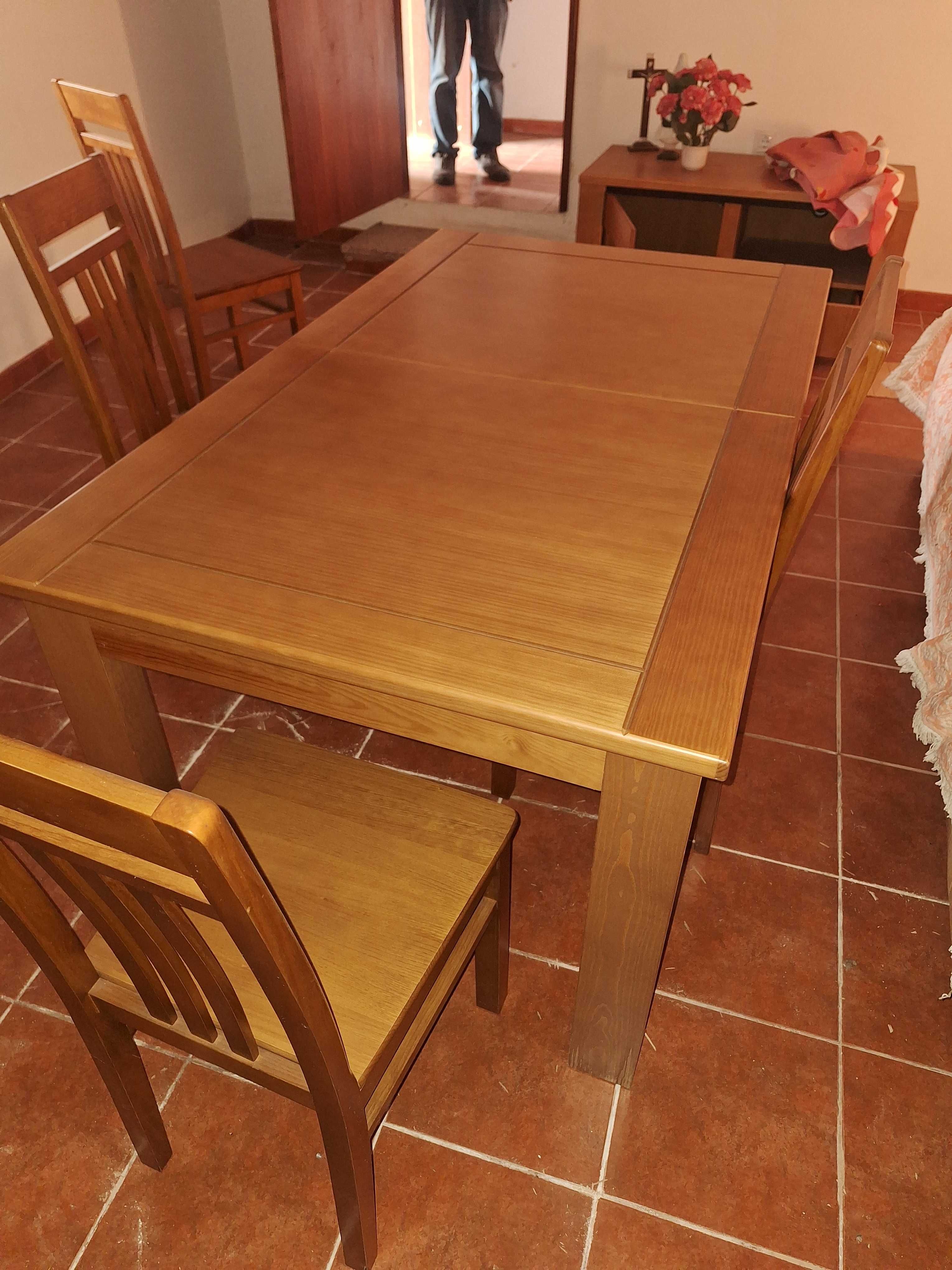 Mesa de sala e cadeiras