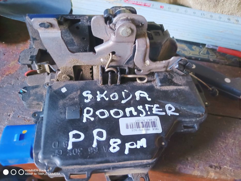 Zamek drzwi prawy przód skoda roomster 8 pin