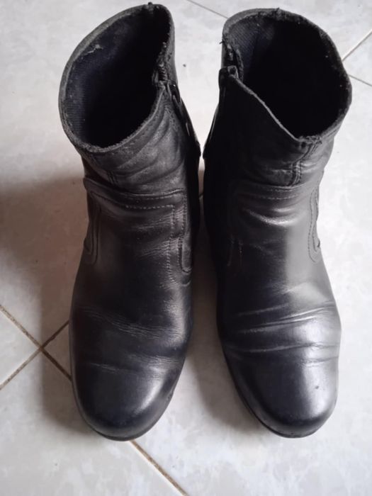 Vendo botas usadas em pele Nº35