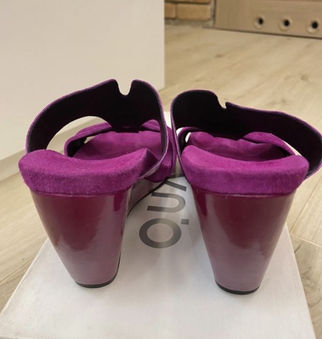 Całkowicie nowe skórzane klapki na koturnach rozm.36