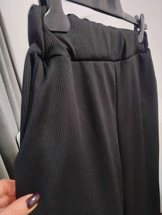 Женский костюм свободного кроя в рубчик