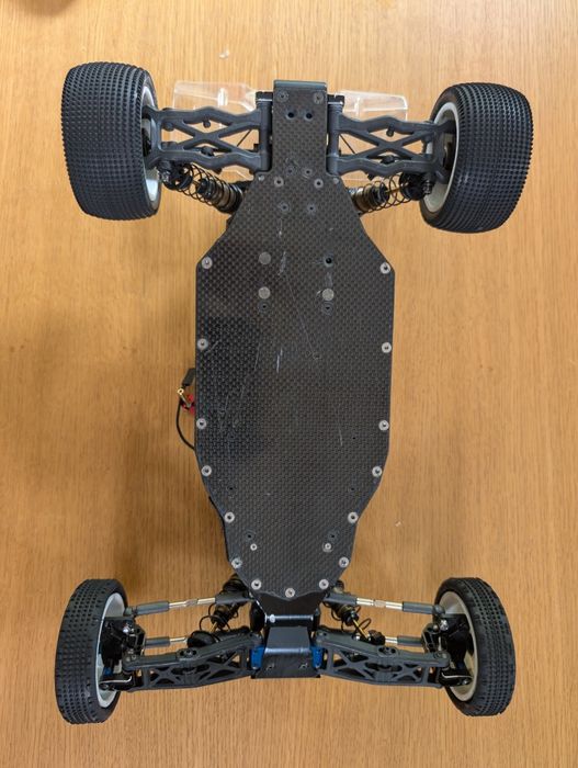 Model zawodniczy buggy 1/10 team asso associated dużo modyfikacji