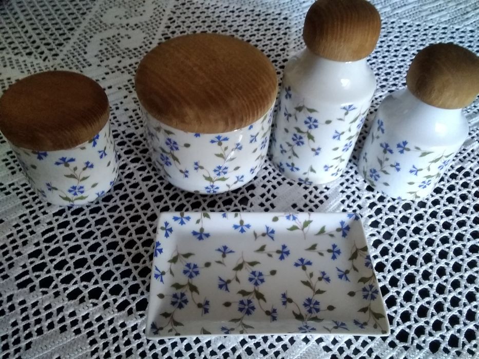 Caixas e frascos em porcelana de Limoges.