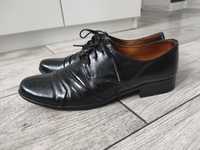 Pantofle czarne lakierowane