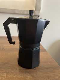 Czarna kawiarka do zaparzania kawy