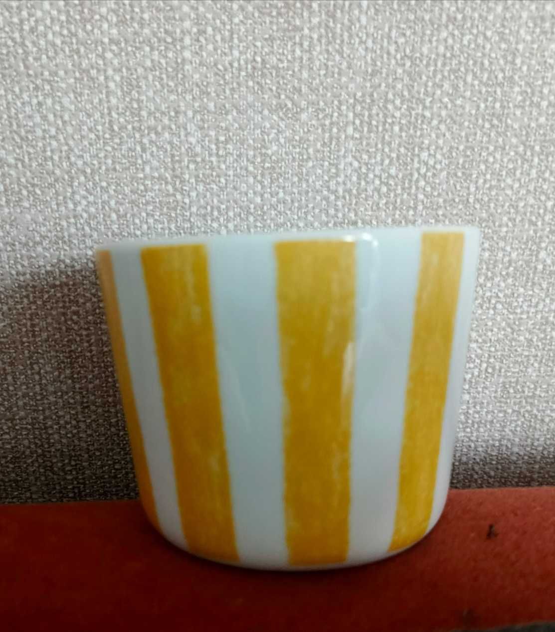 Komplet 4 porcelanowych kubków bez ucha.