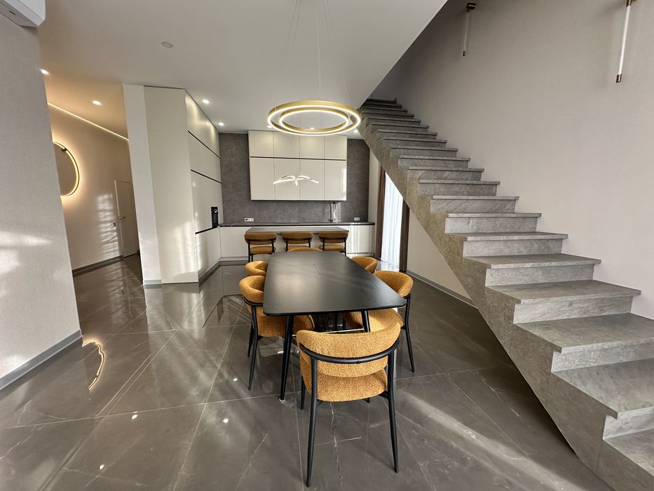 Будинок в закритому котеджному містечку з шикарним новим ремонтом