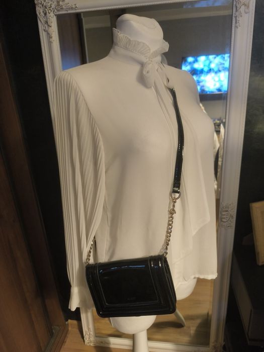 Mała czarna torebka lakierowana Aldo na ramię