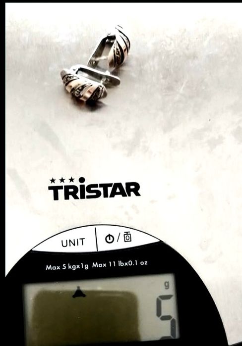 Bonitos Brincos em ouro 19 kilares para orelhas furadas em excekente