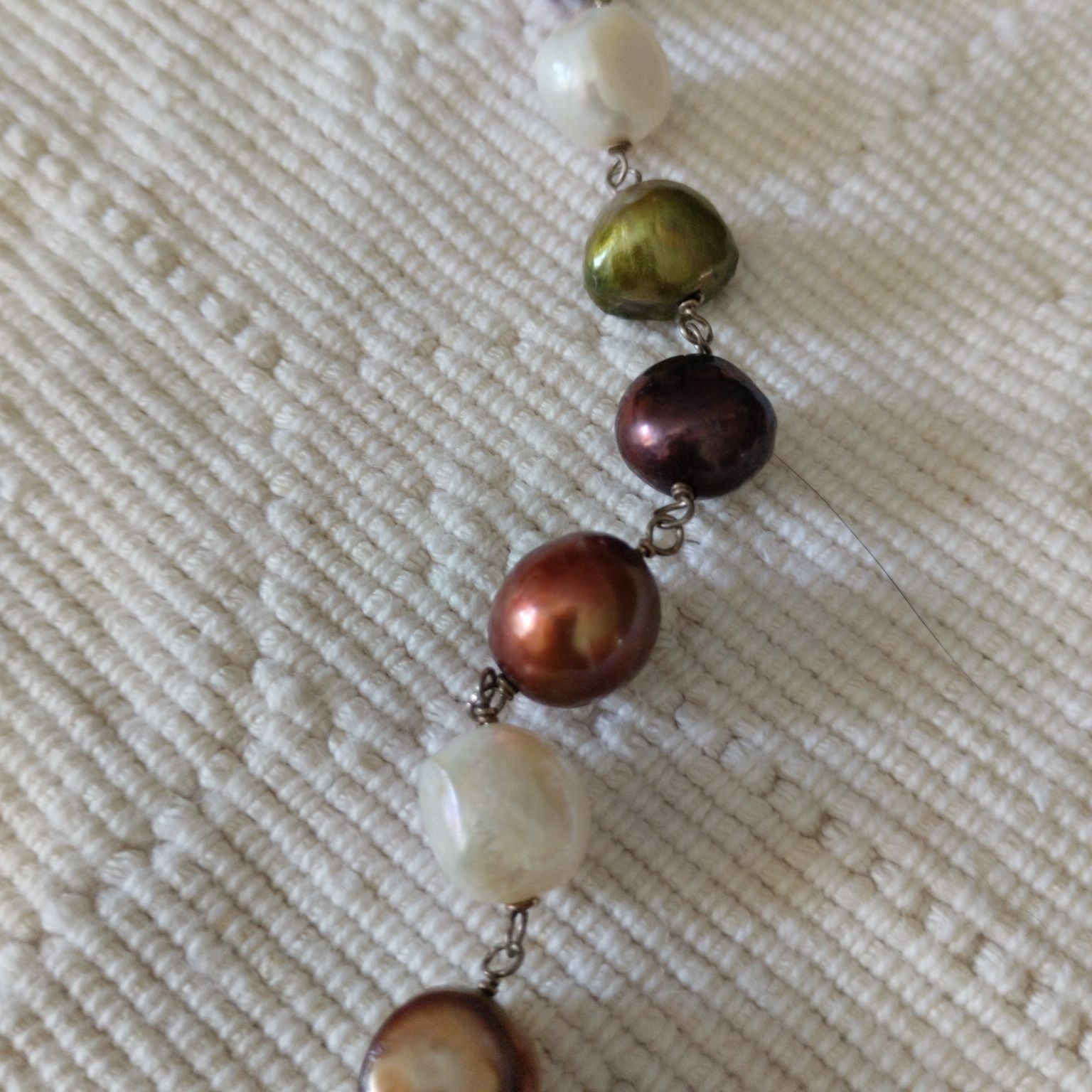 Colar com peças de cores variadas