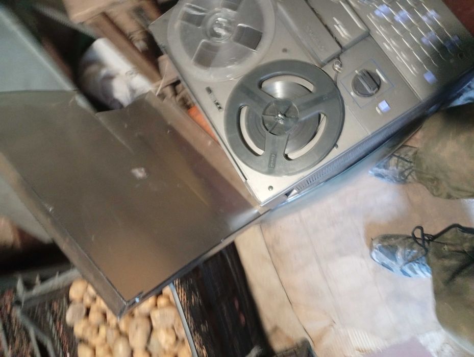 Продам бабінний магнітофон.