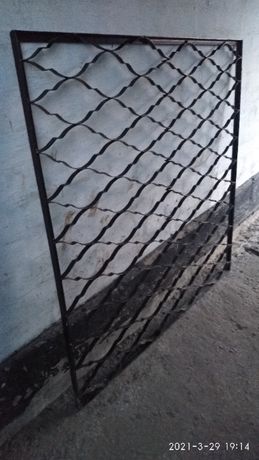 металическая решетка на окно