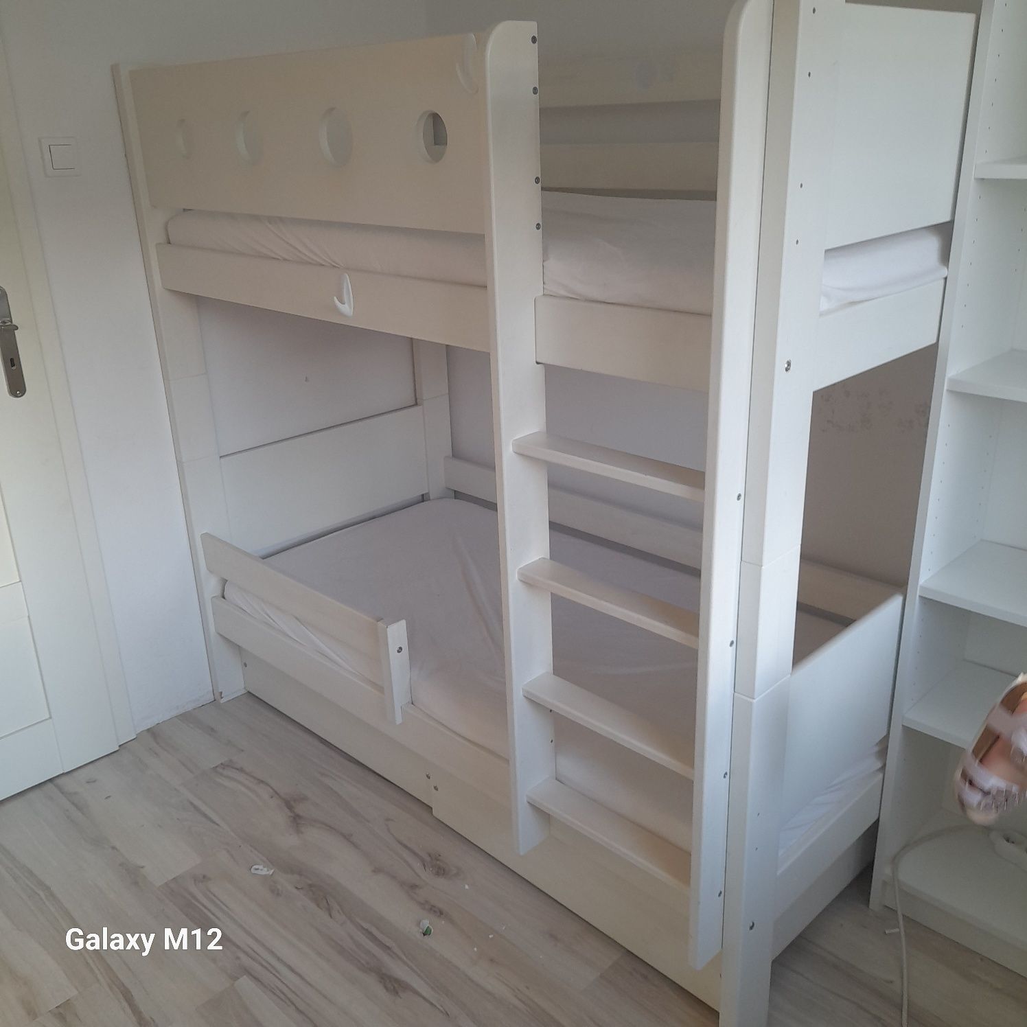 2 biurka i łóżko pietrowe