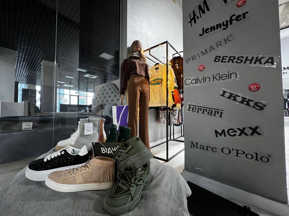 Стелажі ,дзеркало ,вішачки для одягу ,примірочна,одяг під реалізацію