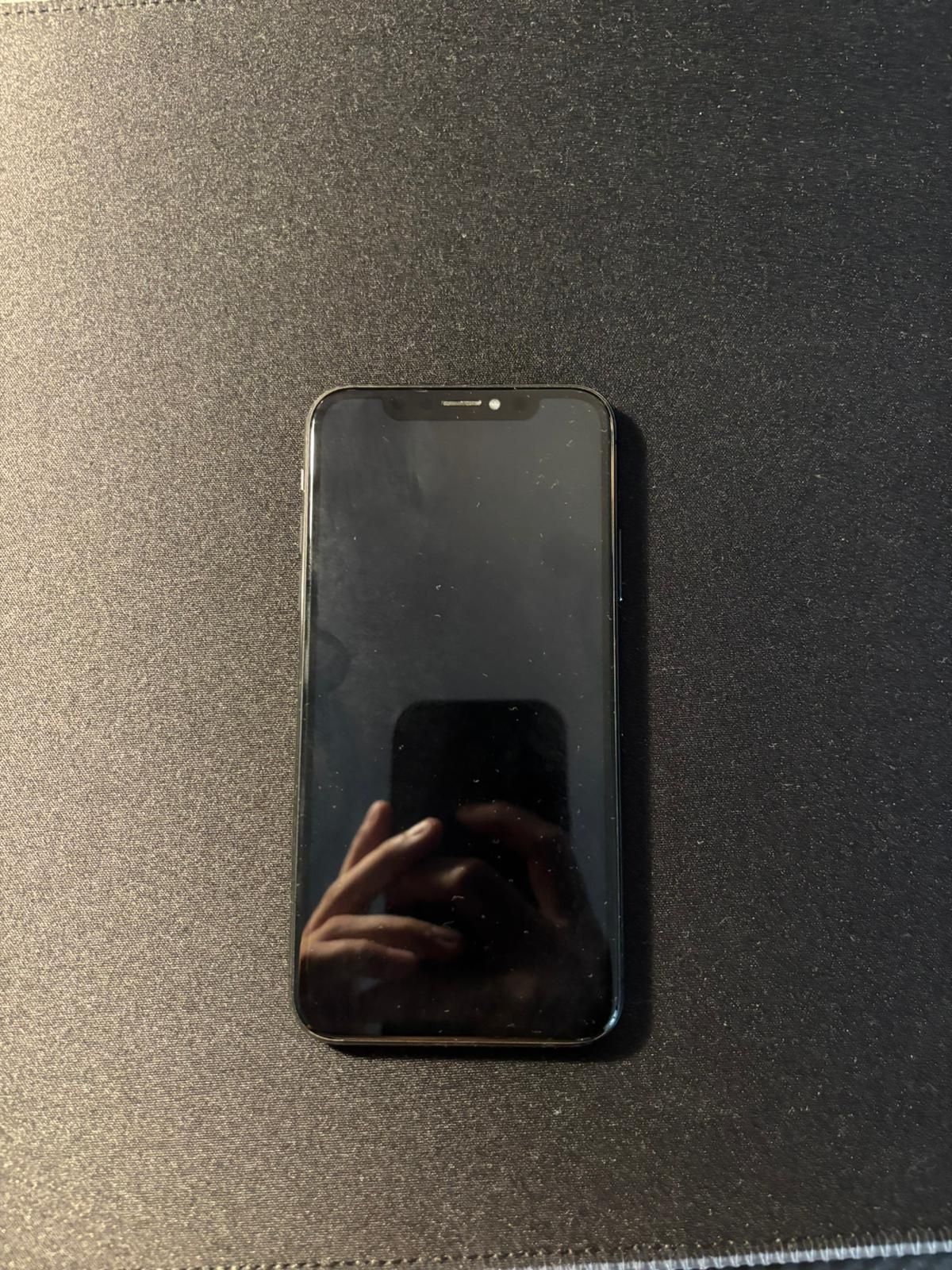 iPhone X z czterema case