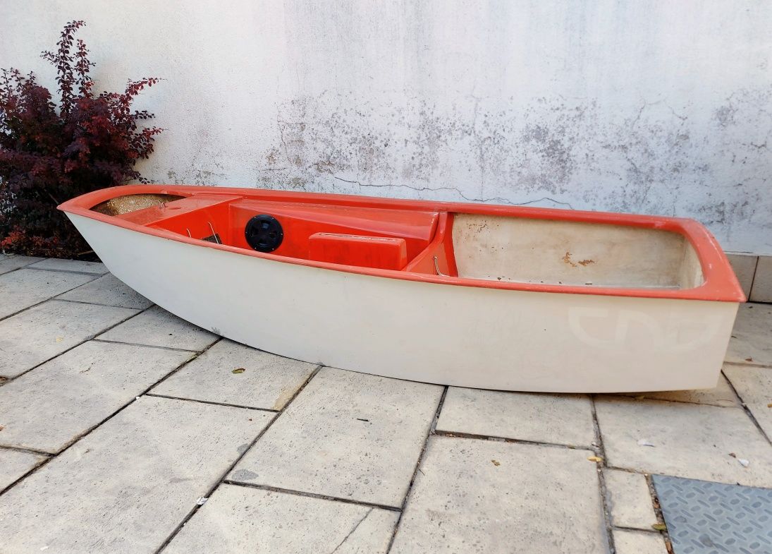 Barco bote de apoio com vela ou remos