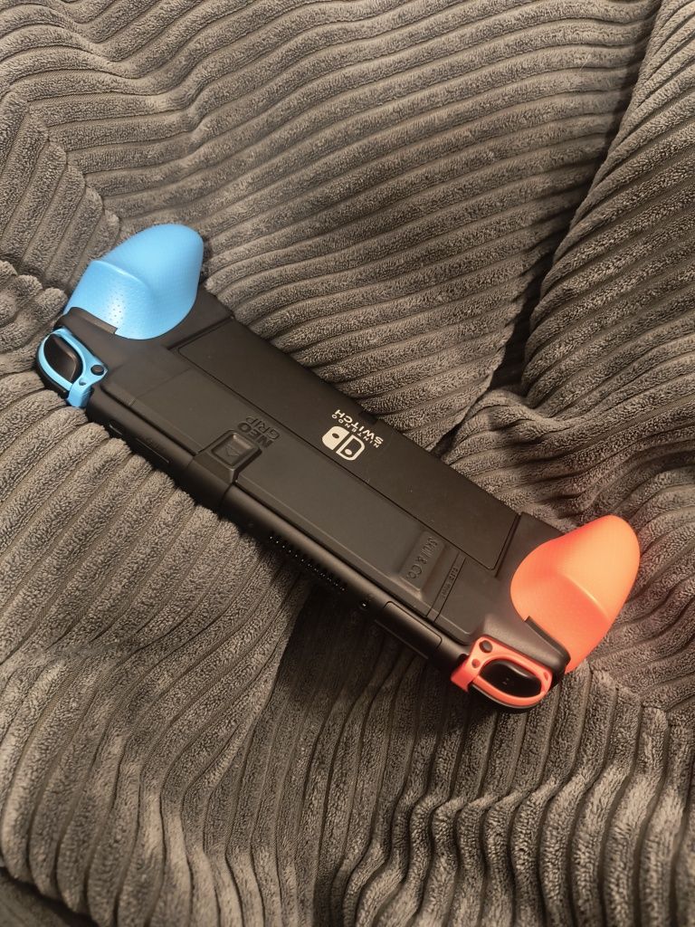 Etui Nintendo switch+ gripy / uchwyty