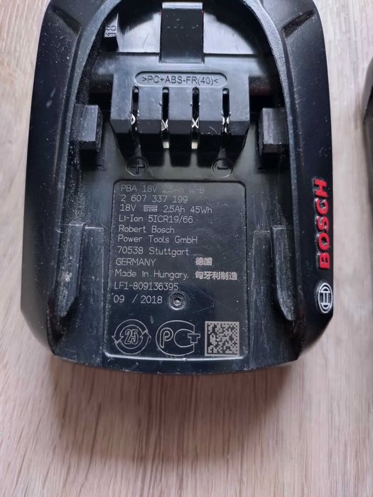 Ładowarka Bosch AL 1830 plus 3x akumulatory 2.5Ah