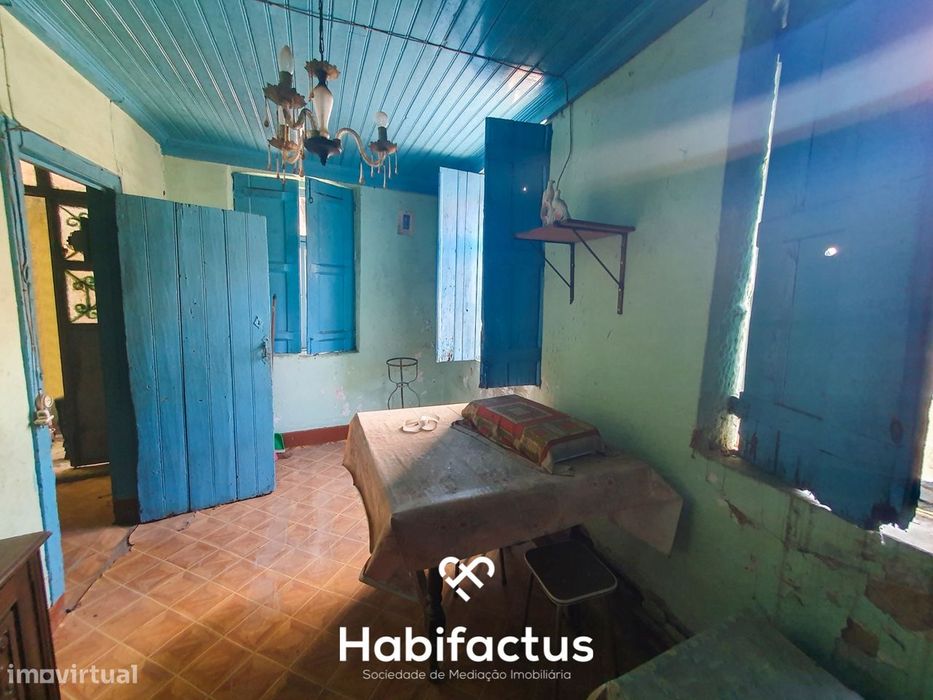 Moradia em Pedra para Restaurar na zona de Santar