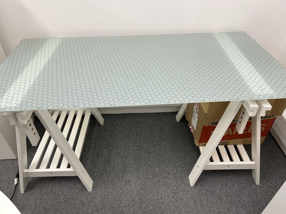 Secretária IKEA com tampo em vidro