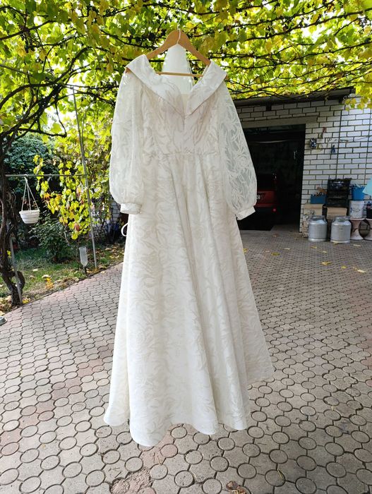 Весільна сукня і фата