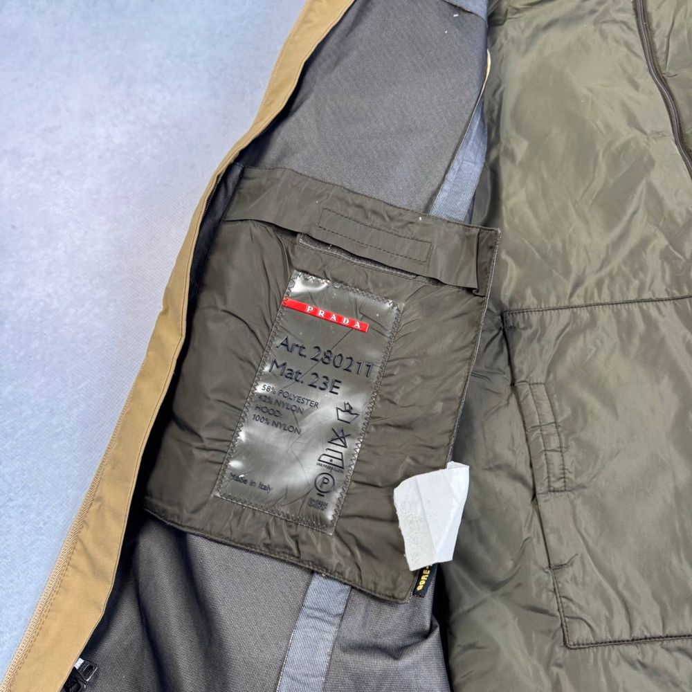 Плащ Prada red tab