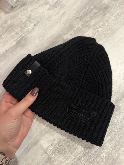 Продам шапку Adidas чорну