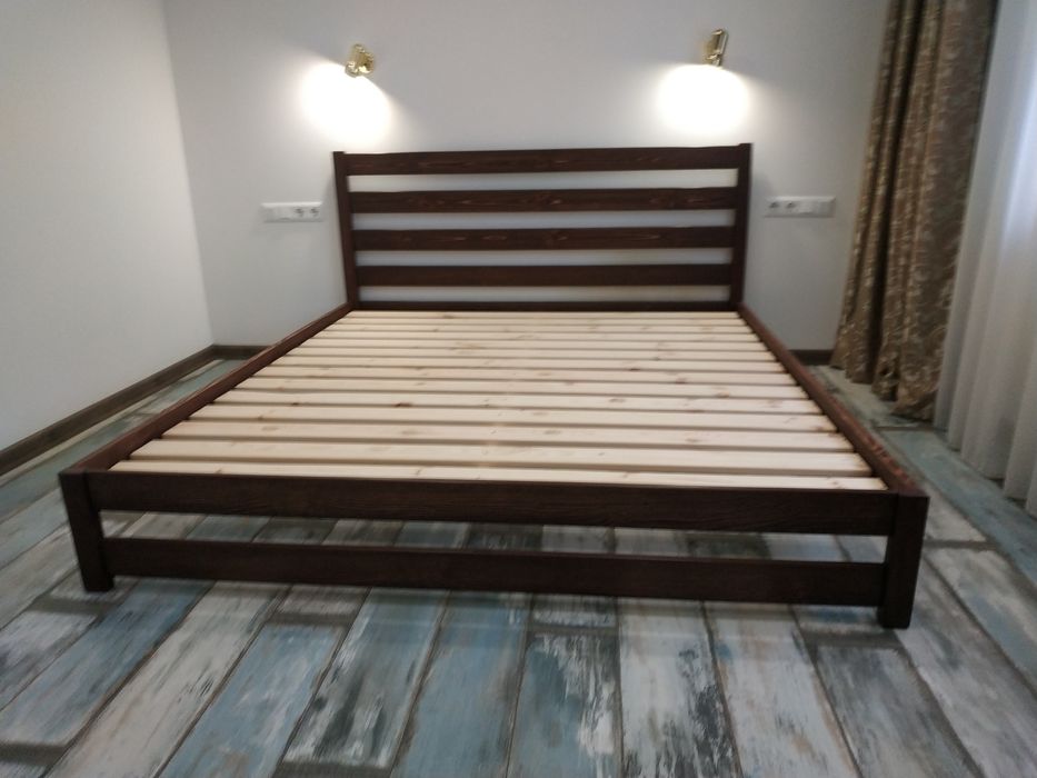 Двоспальне ліжко з масиву дерева