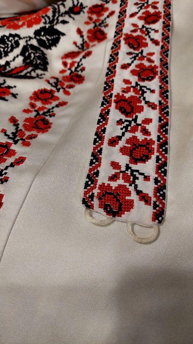 Плаття вишите із знімним шлейфом та поясом