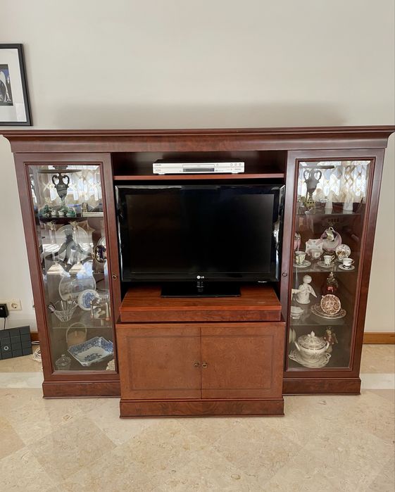 Móvel de Sala Clássico com Vitrine e Base Deslizante para TV