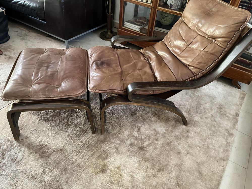 Chaise em madeira e almofadas em pele