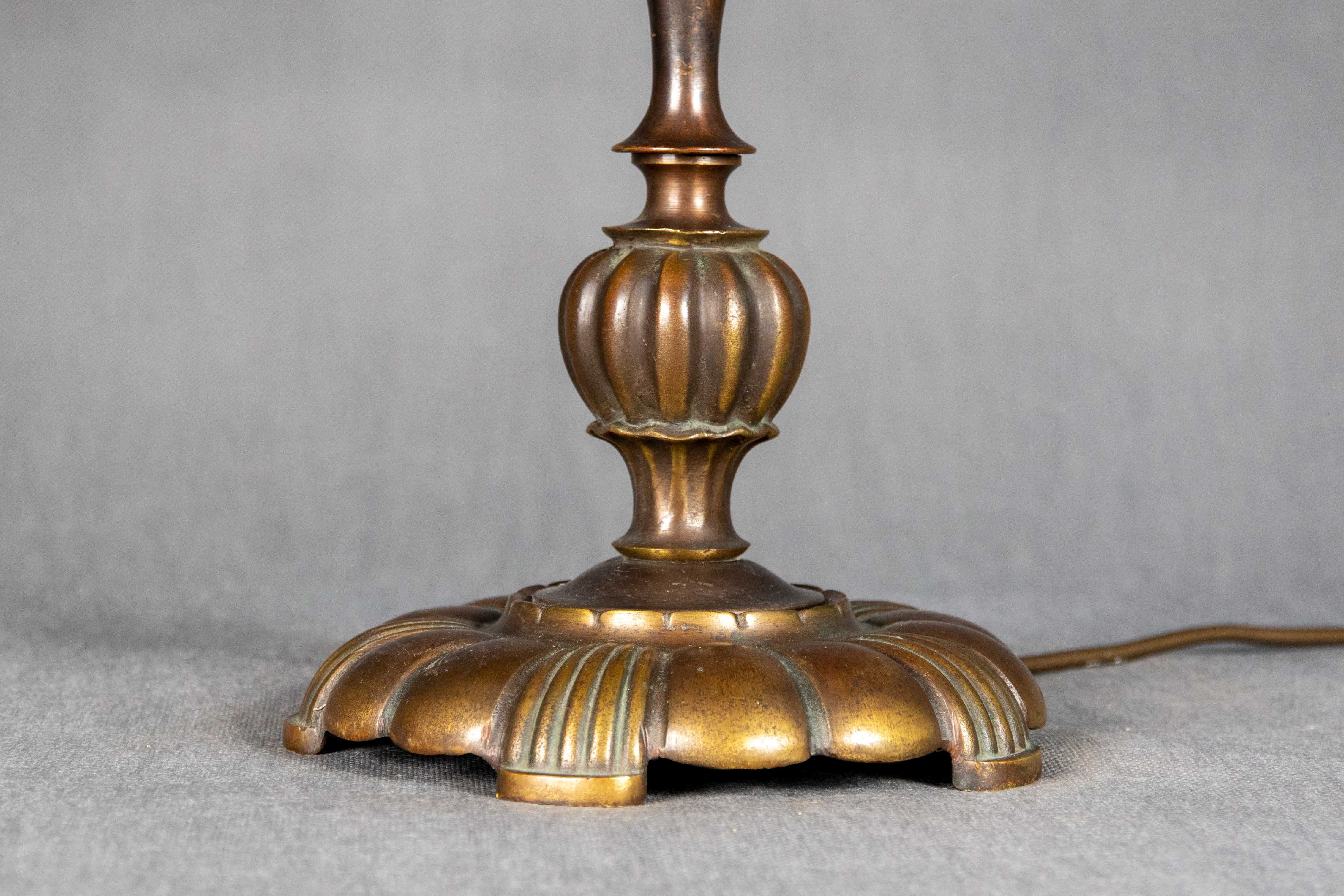 Stara mosiężna lampa gabinetowa z kloszem witrażowym w stylu Tiffany