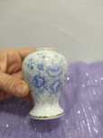 Pote em miniatura de porcelana