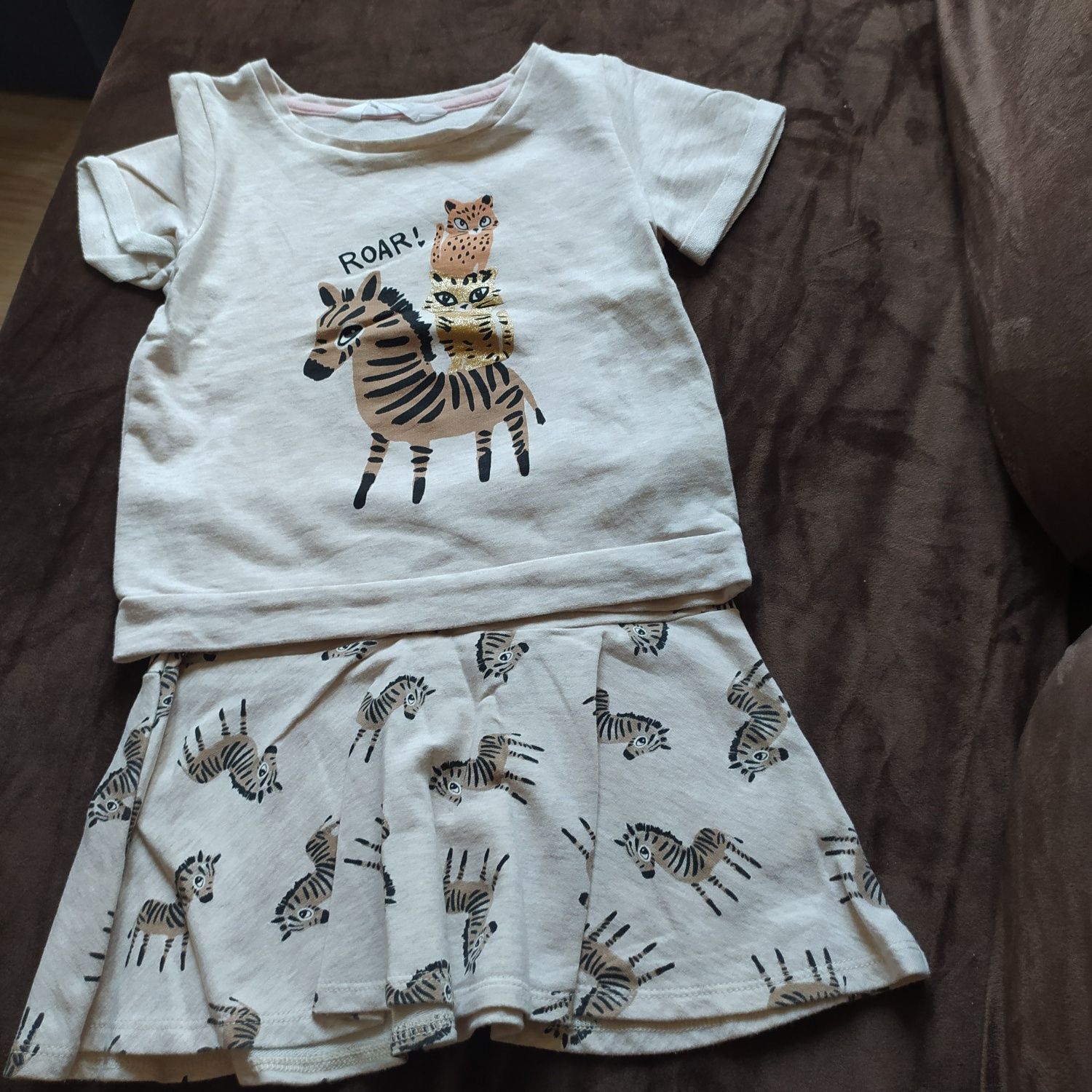 249-> jak nowy komplet ZEBRA dresowy H&M r.110/116 4-6Y