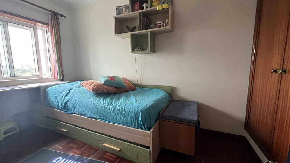 Cama individual com cama-gavetão  + estantes em madeira e secretária