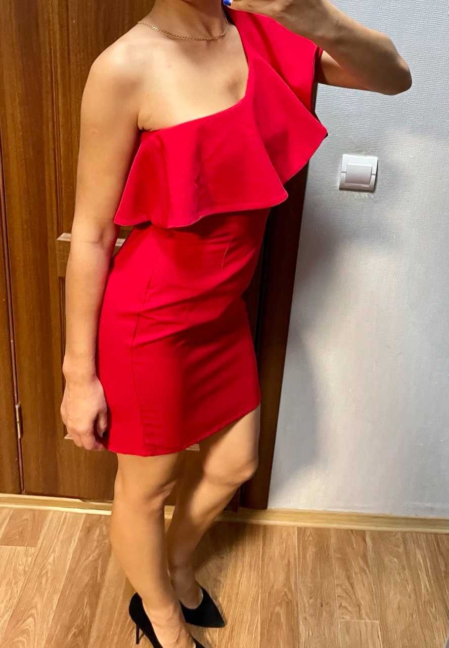 Яркое красное коктейльное платье