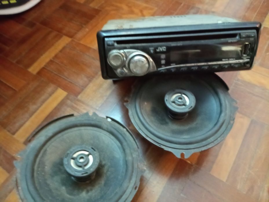 Auto radio JVC com 2 colunas	Usado mas a funcionar bem