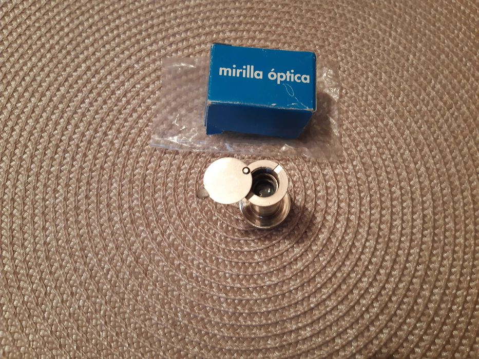 Wizjer do drzwi szerokokątny-regulowany.