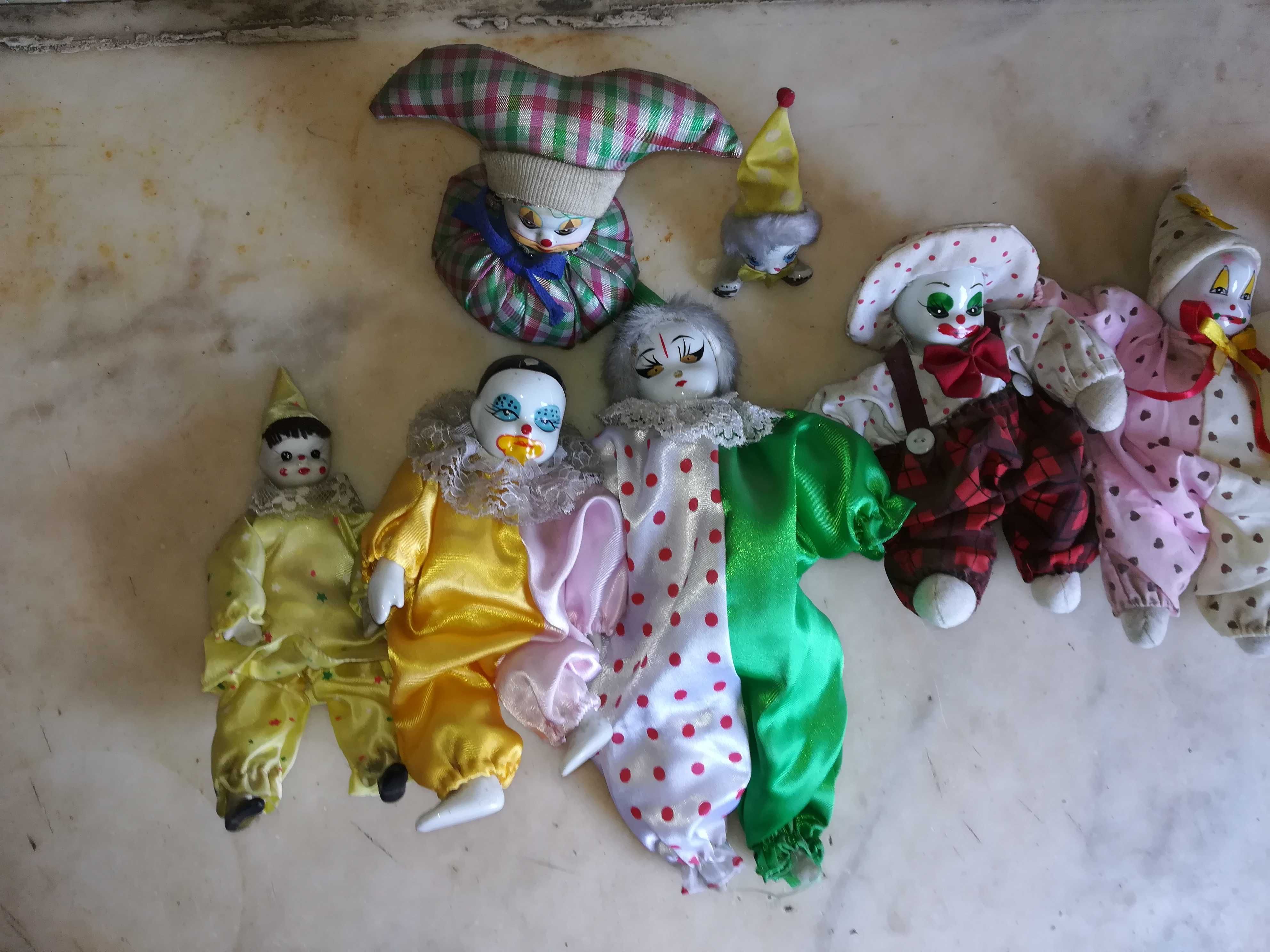 Colecção de 8 pierrot / palhaços em porcelana